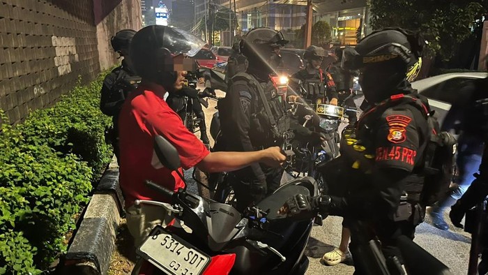 Tim Patra Satbrimob Polda Metro Jaya mengamankan terduga pelaku curanmor dan menyita narkoba di Jaksel, pada Jumat (12/6/2026).