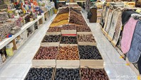 Pasar Tanah Abang menjadi salah satu destinasi favorit masyarakat untuk berburu oleh-oleh haji dan umrah. Beragam produk khas Timur Tengah, mulai dari kurma, air zamzam, sajadah, tasbih, hingga parfum tersedia dengan pilihan harga yang bervariasi. Foto: Devi Setya/detikcom