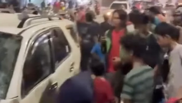 Toyota Fortuner diamuk warga di Ciledug.