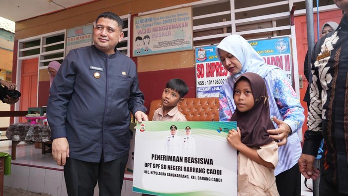 Wali Kota Makassar Munafri Appi Arifuddin memberikan bantuan beasiswa kepada siswa di Sangkarrang.