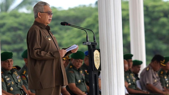 Zaini memimpin apel saat menjabat gubernur Aceh 