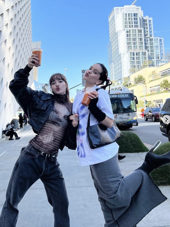 10 Momen Kulineran Lisa BLACKPINK, Pamer Hot Dog hingga Thai Tea Boba