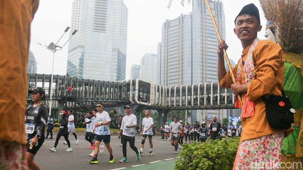 Peserta mengikuti BTN Jakarta International Marathon (JAKIM) di kawasan Sudirman, Jakarta, Minggu (14/6/2026). CFD hari ini ditiadakan bersamaan dengan acara JAKIM kategori half marathon dan full marathon.