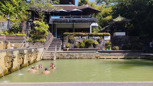 Wisatawan asing berendam di Air Panas Banjar, Buleleng, Bali, Minggu (7/6/2026).