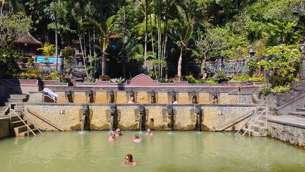 Pancoran lima dan pancoran delapan di Air Panas Banjar, Buleleng, Minggu (7/6/2026). Air hangat mengalir dari kepala naga menuju kolam.