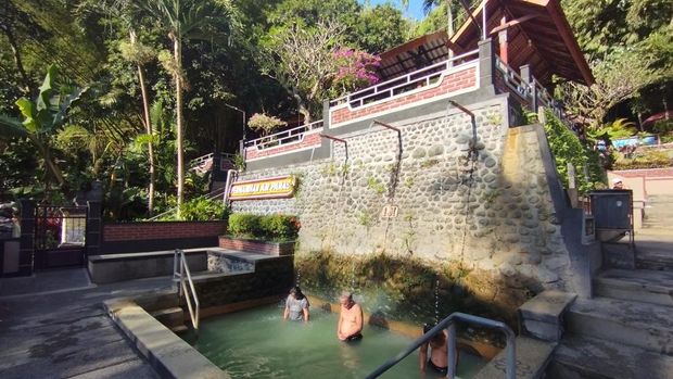 Kolam pancoran tiga di Air Panas Banjar, Buleleng, Minggu (7/6/2026). Kolam pancoran tiga merupakan peninggalan tentara Jepang.