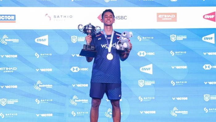 Alwi Farhan bersua Dong Tian Yao dari China di final Australia Open 2026. Alwi tampil dominan dan berhasil meraih gelar juara dengan kemenangan straight 21-13 dan 21-13.