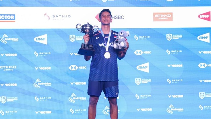 Alwi Farhan menjuarai Australian Open 2026 usai mengalahkan Dong Tian Yao di final. Gelar ini menjadi momen kebangkitan Alwi setelah kekecewaan di Piala Thomas.