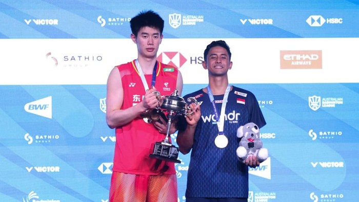 Alwi Farhan menjuarai Australian Open 2026 usai mengalahkan Dong Tian Yao di final. Gelar ini menjadi momen kebangkitan Alwi setelah kekecewaan di Piala Thomas.