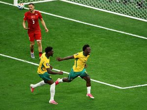 Pemain-pemain Muda Menggendong Australia