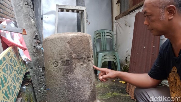 Batu lingga di gang Dukuh Jogodayoh Lor, Desa Gumulan, Klaten.