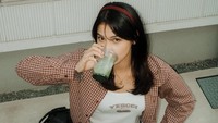 Callista Arum terlihat begitu santai duduk lesehan di pinggir jalanan Jepang sambil nyeruput minuman matcha dingin. Mengenakan kaus putih dipadu kemeja flanel kotak-kotak merah sebagai outer, penampilan bintang film Tumbal Proyek itu makin kece dengan celana pendek denim dan sepatu sneakers. (Foto: dok Instagram callistarum)
