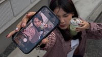 Callista Arum menampilkan foto yang unik. Sambil memegang ponselnya tinggi-tinggi, ia memperlihatkan layar handphone yang sedang menangkap potret dirinya sendiri. (Foto: dok Instagram callistarum)