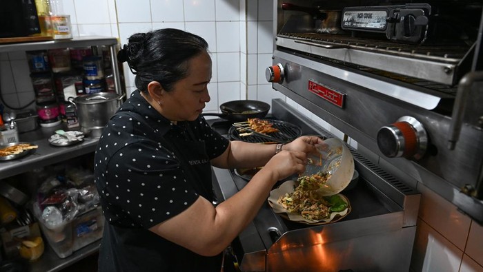 Sejumlah pengunjung menyantap masakan menu Indonesia di restoran masakan Indonesia Enak, Cuauhtèmoc, Mexico Citu, Meksiko, Sabtu (13/6/2026) waktu setempat. Selain berwirausaha, pemilik Restoran Enak , Renta Uli Panggabean ingin memperkenalkan masakan Indonesia yang beraneka ragam dari berbagai wilayah dengan kekayaan rasa bumbu khas Nusantara kepada masyarakat setempat maupun warga negara lain yang berkunjung di Meksiko. ANTARA FOTO/Aditya Pradana Putra/kye