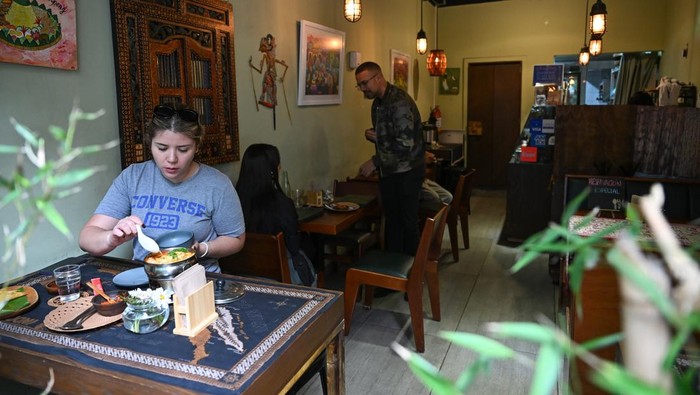 Sejumlah pengunjung menyantap masakan menu Indonesia di restoran masakan Indonesia Enak, Cuauhtèmoc, Mexico Citu, Meksiko, Sabtu (13/6/2026) waktu setempat. Selain berwirausaha, pemilik Restoran Enak , Renta Uli Panggabean ingin memperkenalkan masakan Indonesia yang beraneka ragam dari berbagai wilayah dengan kekayaan rasa bumbu khas Nusantara kepada masyarakat setempat maupun warga negara lain yang berkunjung di Meksiko. ANTARA FOTO/Aditya Pradana Putra/kye