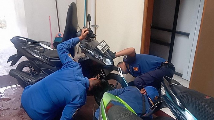 Damkar mengevakuasi ular yang jadi penumpang gelap motor milik mahasiswi asal Kuningan