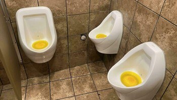 Penghalang antar urinoirnya mana? Bisa dilihat oleh orang sebelah dong kalau seperti ini. Foto: Bored Panda