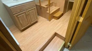 Kayaknya nggak usah diletakan di atas deh tempat buat air kecil dan besarnya. Takutnya ribet saat buru-buru mau buang air besar. Foto: Bored Panda