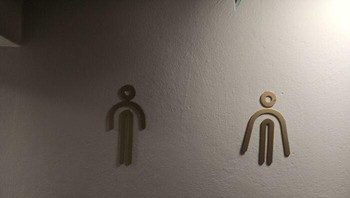 Tanda untuk WC perempuan, maksudnya celananya ketinggian atau lengan bajunya terlalu panjang ya? Foto: Bored Panda