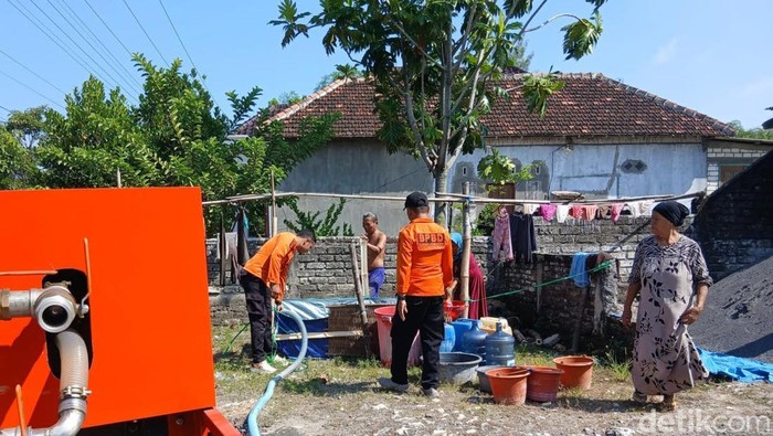 Droping air bersih di salah satu desa di Bojonegoro.