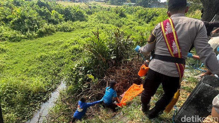 Evakuasi mayat wanita dewasa di semak-semak tepi jalan lingkar Weleri jalur Batang-Semarang, Kendal, Minggu (14/06/2026) siang.