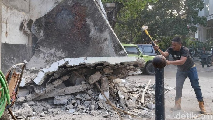 Garasi di atas trotoar Jalan Ambon, Kota Bandung, dibongkar.