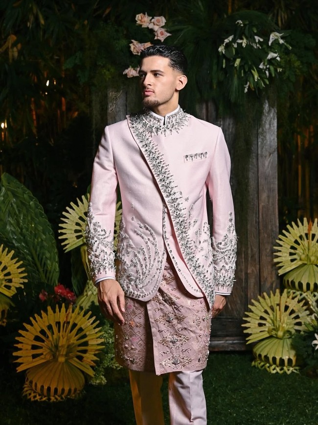 Sementara itu, Justin tampil tak kalah stylish dengan setelan bernuansa pink yang senada, dihiasi detail bordir silver yang menyatu harmonis dengan busana sang istri. (Foto: Instagram/@jennifercoppenreal20)