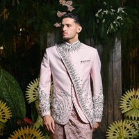 Sementara itu, Justin tampil tak kalah stylish dengan setelan bernuansa pink yang senada, dihiasi detail bordir silver yang menyatu harmonis dengan busana sang istri. (Foto: Instagram/@jennifercoppenreal20)