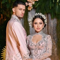 Pilihan warna merah muda dengan aksen silver ini sukses menghadirkan nuansa playful tanpa meninggalkan kesan elegan. Jennifer dan Justin pun membuktikan bahwa tradisi bisa tampil segar dengan interpretasi yang tepat. Sebuah perayaan cinta yang tak hanya hangat, tetapi juga penuh gaya. (Foto: Instagram/@jennifercoppenreal20)