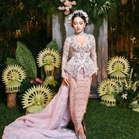 Tatanan rambutnya disanggul rapi dengan hiasan bunga khas Bali berwarna putih yang memperkuat nuansa tradisional. Makeup flawless dengan sentuhan soft glam semakin menonjolkan kecantikan naturalnya. (Foto: Instagram/@jennifercoppenreal20)