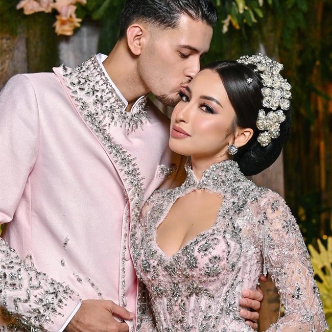 Love in Pink, Gaya Pengantin Jennifer Coppen & Justin Hubner Bikin Terpana