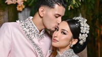 Love in Pink, Gaya Pengantin Jennifer Coppen & Justin Hubner Bikin Terpana