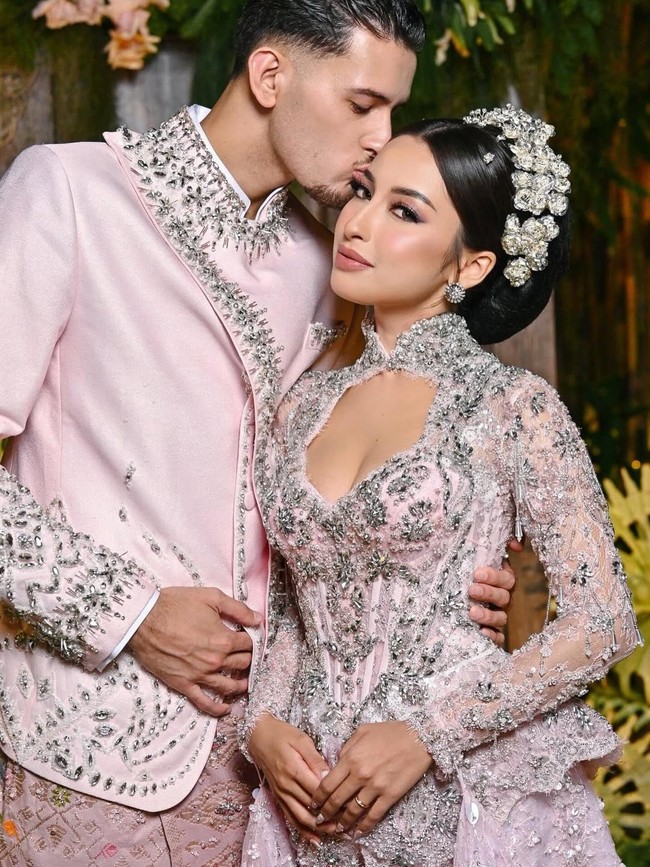 Love in Pink, Gaya Pengantin Jennifer Coppen & Justin Hubner Bikin Terpana