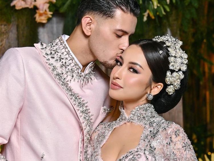 Love in Pink, Gaya Pengantin Jennifer Coppen & Justin Hubner Bikin Terpana