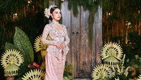 Menurutnya, gak semua harus diperlihatkan ke media sosial tentang apa yang dilakukan Jennifer untuk mengenang Dali.  Foto: Instagram/@jennifercoppenreal20