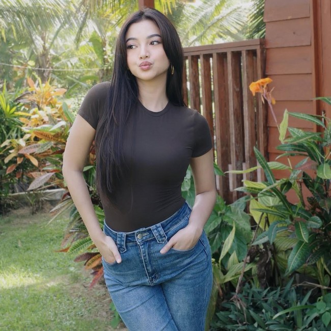 Cantik Alami Glenca Chysara Saat Tampil Kasual