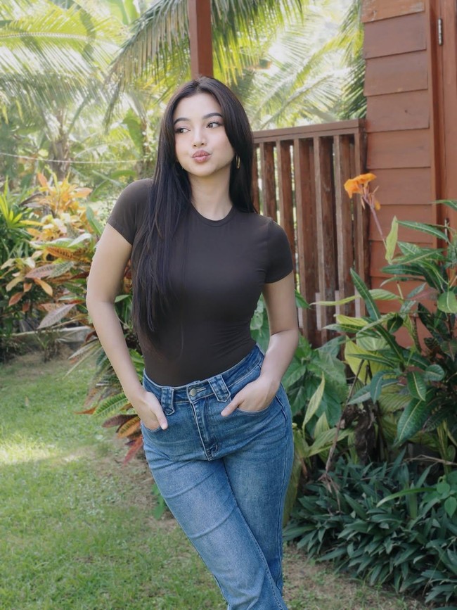 Cantik Alami Glenca Chysara Saat Tampil Kasual