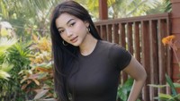 Glenca Chysara tampil menawan berpose sedikit condong ke depan sambil menatap kamera. Mengenakan kaus ketat berwarna cokelat tua yang dipadukan dengan celana jins biru, ia membiarkan rambut panjang hitamnya terurai indah. (Foto: dok Instagram glencachysaraofficial)