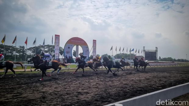 Indonesia's Horse Racing (IHR) memperebutkan Piala Paku Alam 2026 di Lapangan Pacuan Kuda Sultan Agung, Bantul, Minggu (14/6/2026).