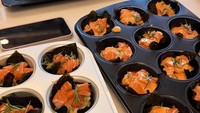 Saat itu, mereka membuat baked salmon yang disajikan kecil-kecil dalam loyang bundar. ada juga cookies yang terlihat menarik. Foto: Instagram/@inkathh