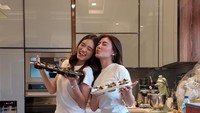 Inka juga sempat berbagi momen baking dengan temannya. Mereka berpose dengan dua loyang makanan yang tengah mereka masak. Foto: Instagram/@inkathh