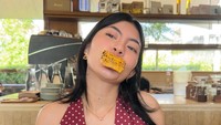 Sosoknya juga diketahui sebagai pebisnis skincare. Begini pose Inka dengan jagung bakar di mulutnya yang terlihat lucu. Foto: Instagram/@inkathh