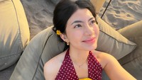 Inka tak ketinggalan membagikan dua selfie cantik ketika berada di beach club. Ia tersenyum manis sambil memegang kelapa muda. Foto: Instagram/@inkathh