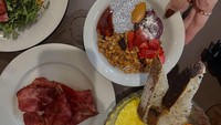 Tak hanya itu, saat di Bali, Inka juga makan di kafe Baked. Ia menikmati beragam menu sarapan, seperti egg benedict, yogurt bowl, dan lainnya. Foto: Instagram/@inkathh