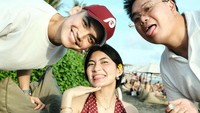 Kalau ini momen serunya saat berada di beach club dengan teman-teman. Kekasih dari pesepakbola ini tampak menikmati kelapa muda yang menyegarkan dahaga. Foto: Instagram/@inkathh