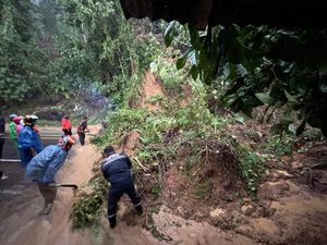 Video Jalur Padang-Bengkulu Putus gegara Longsor