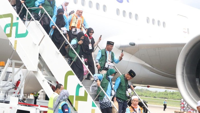 Jemaah haji debarkasi Palembang dari kloter 9 tiba di Tanah Air