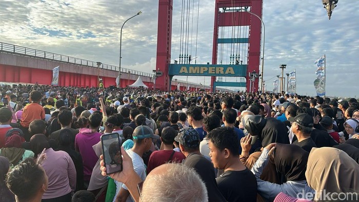 Jembatan Ampera Palembang dipenuhi puluhan ribu warga.