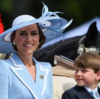 Untuk melengkapi penampilannya, Kate memadukan coat dress tersebut dengan topi senada karya Philip Treacy, Irish Guards Brooch, serta anting mutiara floral dari Cassandra Goad. (Foto: REUTERS)