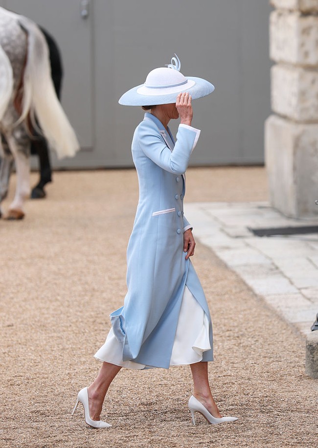 Sentuhan akhir datang dari sepatu hak tinggi putih rancangan Gianvito Rossi.  (Foto: Mike Marsland/WireImage)